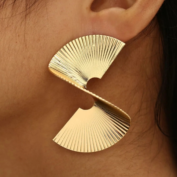 Helical Fan Gold Earrings - Picture 1 of 6